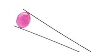 Beyaz arkaplanda izole edilmiş pembe safir.