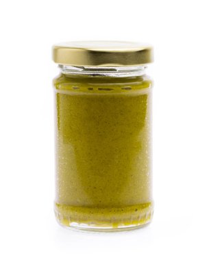 Beyaz arka planda izole edilmiş bir şişe wasabi.