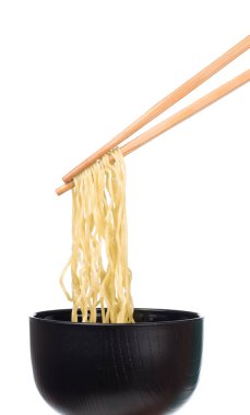 Çin vermicelli yemek çubukları ve beyaz arka planda izole edilmiş kase.