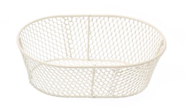 Boş sepet beyaz arkaplanda izole edildi