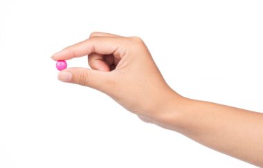 Beyaz arka planda izole edilmiş pembe çikolata kaplı şekerler.