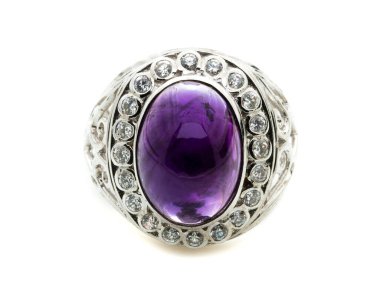 Beyaz arkaplanda ametist halkasının güzelliği