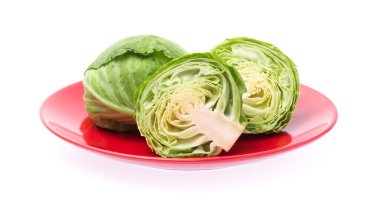 Beyaz arka planda izole edilmiş tabakta yeşil lahana dilimi