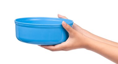 Mavi su kabını tutan el beyaz arka planda izole edilmiş.