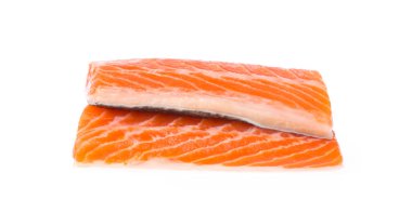 Beyaz arka plan üzerinde izole somon steak kırmızı balık