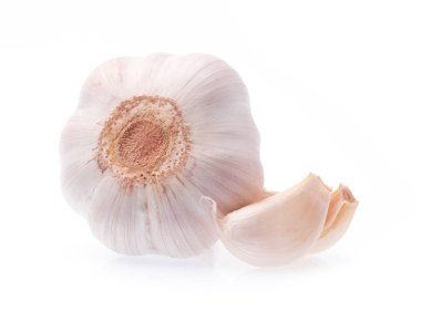 Beyaz arkaplanda sarımsak izole edilmiş.