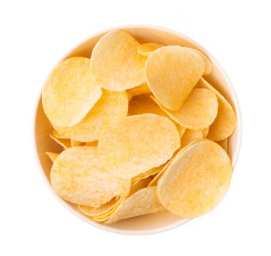 Beyaz arka planda izole edilmiş patates cipsi.