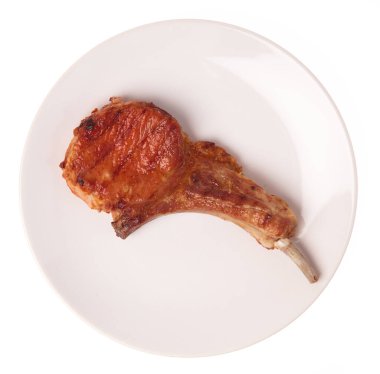 Beyaz arka planda ızgara domuz pirzolası.
