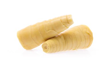 Beyaz arka plan üzerinde izole haşlanmış bambu sürgünleri