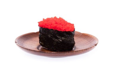 Tobiko roe suşi balığı yumurtası beyaz arka planda izole edilmiş.