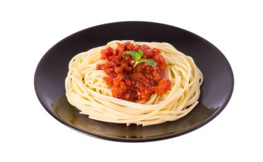 Beyaz arkaplanda izole edilmiş spagetti.