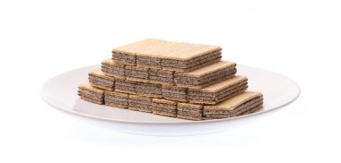 Beyaz arka planda izole edilmiş çikolatalı waffle tabakları.