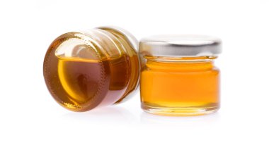 Bal kavanozu beyaz arkaplanda izole