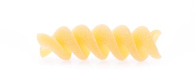 Beyaz arka planda izole edilmiş İtalyan makarnası