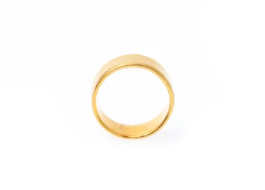 Altın yüzük beyaz arkaplanda izole edildi