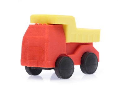 Kauçuk silgi kırmızı araba beyaz arkaplanda izole edildi