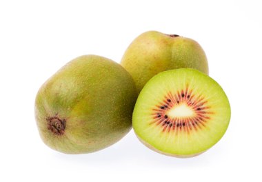 Beyaz arkaplanda izole edilmiş kırmızı kivi meyveleri dilimle