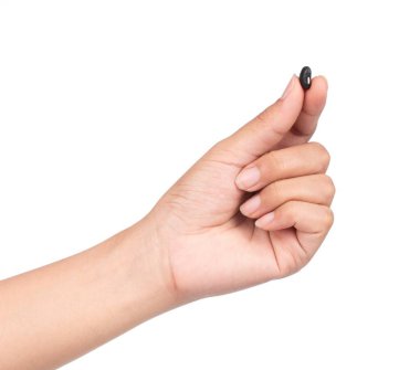 El ele tutuşan siyah fasulye beyaz arka planda izole edilmiş.