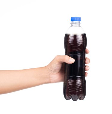 Kola plastik şişesi beyaz arka planda izole edilmiş karbonatlı bir meşrubattır.