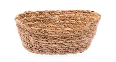 Boş hasır sepet beyaz arkaplanda izole edildi