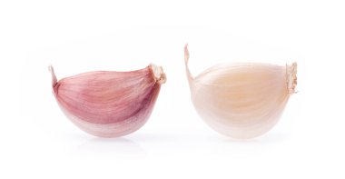 Beyaz arkaplanda sarımsak izole edilmiş.