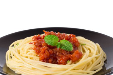 Beyaz arkaplanda izole edilmiş spagetti.