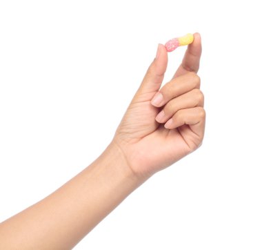 El ele tutuşan jöleli şekerler beyaz bir arka planda izole edilmiş.