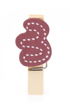 Beyaz arkaplanda izole edilmiş şekil numarasının tahta klipsi