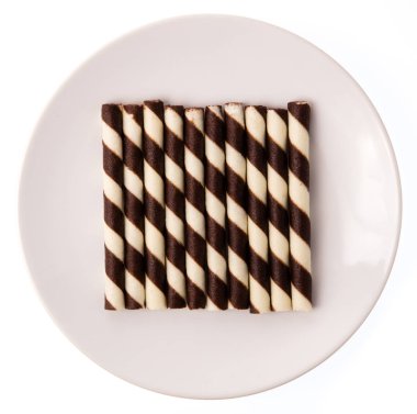 Beyaz arka planda izole edilmiş çikolata dolu çizgili gofret ruloları.