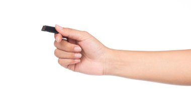 Beyaz arkaplanda siyah Sd hafıza kartını tutan el.