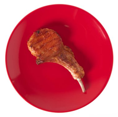 Beyaz arka planda ızgara domuz pirzolası.