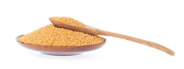 Kaşık üzerine sarı hardal tohumu ve beyaz arka planda izole edilmiş yemek