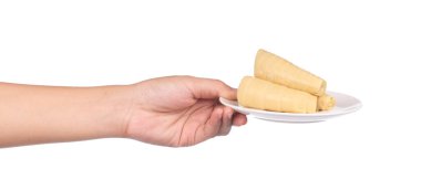 Beyaz arka planda izole edilmiş tabakta haşlanmış bambu filizleri.