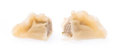 Beyaz arkaplanda izole edilmiş wontonlar.