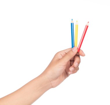 Beyaz arkaplanda el ele tutuşan renkli kalemler izole edilmiş.
