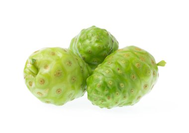 Noni meyvesi beyaz arkaplanda izole.