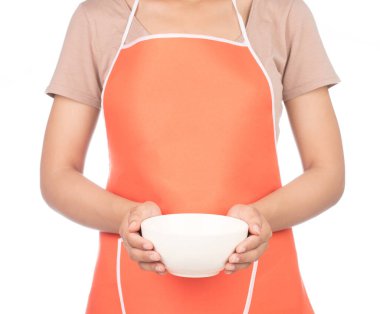 Kadın şef kaseyi beyaz arka planda yalnız tutuyor.