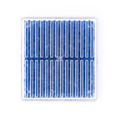 Mavi silis jeli, beyaz arka planda izole edilmiş bir kutunun içindeki nemi emmek için.