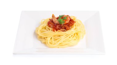 Beyaz arka planda izole edilmiş karidesli makarna.