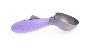 mor dondurma kepçesi beyaz arkaplanda izole