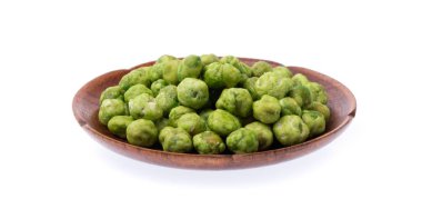 Beyaz arka planda izole edilmiş ahşap çanakta yeşil fasulye atıştırmalıkları