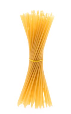 Beyaz arka planda soyutlanmış çiğ spagetti