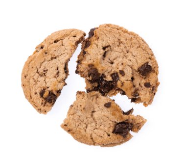 Beyaz arka planda izole edilmiş ev yapımı çikolatalı bisküviler.