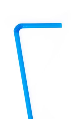 mavi içme pipetini beyaz arkaplanda izole ettik.