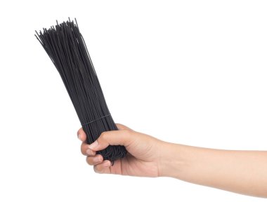 El ele tutuşmamış siyah spagetti beyaz arka planda izole edilmiş..