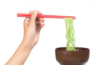 Çin vermicelli yemek çubukları ve beyaz arka planda izole edilmiş kase.