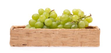 Beyaz arkaplanda izole edilmiş üzüm sepeti
