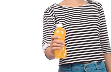 Beyaz arka planda izole edilmiş portakal suyu şişesi.