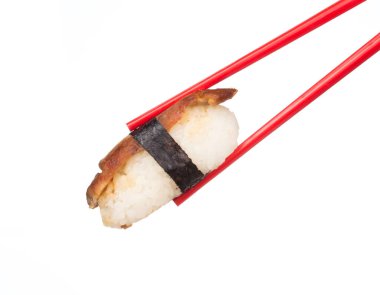 Beyaz arka planda izole edilmiş çubuklu suşi.