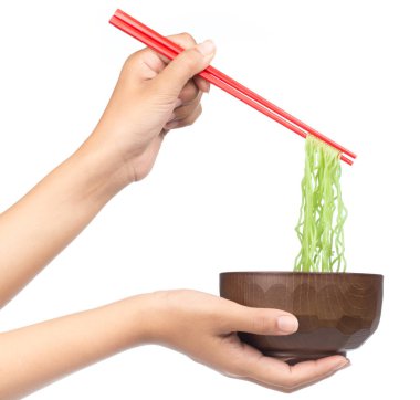 Çin vermicelli yemek çubukları ve beyaz arka planda izole edilmiş kase.